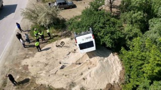 Tozu dumana katan minibüs ortalığı böyle savaş alanına çevirdi: 3 yaralı