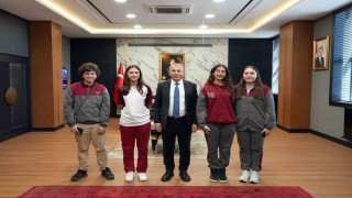 Trafik konulu resim yarışmasında dereceye giren öğrenciler Emniyet Müdürü Kurtu ziyaret etti