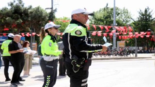 Trafik kuralları için kendisini bilgilendiren polisi tebrik etti: Kuralları ihlal edenlere böyle tepki gösterdi