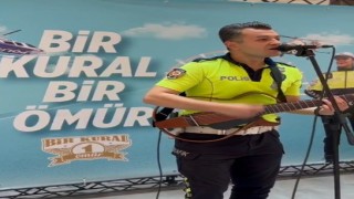 Trafik polisi sahneye çıktı, gitarı ve sesiyle gönüllere dokundu