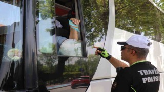 Trafik polisleri bu kez bilinçlendirmek için durdurdu