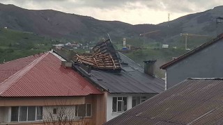 Tuncelide fırtına etkili oldu, çatılar uçtu, ulaşımda aksamalar yaşanıyor