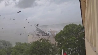 Tuncelideki fırtınada çatı saniyeler içerisinde parçalandı