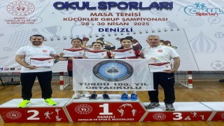 Türdü 100. yıl ortaokulu kız masa tenisi takımı grup şampiyonu oldu
