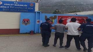 Turgutluda aranan 2 şahıs jandarmadan kaçamadı