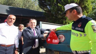 Turgutluda traktör sürücülerine reflektör uyarısı yapıldı