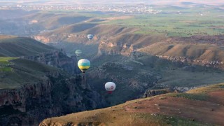 Turistler balon ile Ihlara Vadisini havadan keşfediyor