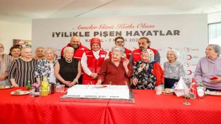 Türk Kızılaydan deprem bölgesinde ‘Anneler Günü kutlaması