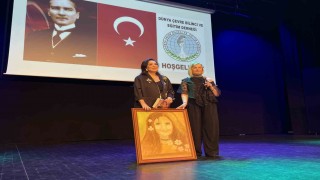 Türkan Şorayın tablosu ve imzaladığı kitabı eğitime destek için 1 milyona alıcı buldu