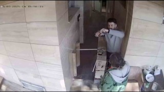 Tuvalette bulduğu altın dolu keseyi polise teslim etti