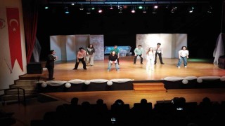 Ümraniye Belediyesinin Görsel Sanatlar Akademisinin hazırladığı yıl sonu gösterisi seyirci ile buluştu