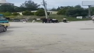 Üniversiteli genç kızlar sokak ortasında saç saça kavga etti