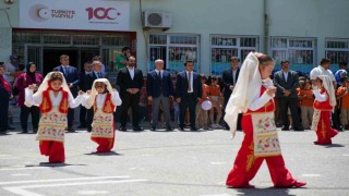 Üniversiteli staj öğrencileri ilkokula drama sınıfı kazandırdı