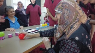 Üniversitelilerin huzurevindeki etkinliği hem güldürdü hem duygulandırdı
