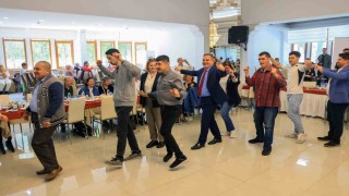 Vali Akbıyık engel tanımayan bireylerle Zeybek oynadı