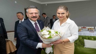 Vali Aksoy engelli birey annesi ve öğretmeni Neşe Uyguneri ziyaret etti