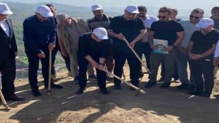 Vali Hatipoğlu, 3 bin yıllık tarihi Palu Kalesi için ilk kazmayı vurdu