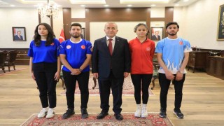 Vali Hatipoğlu, gençlerle bir araya geldi