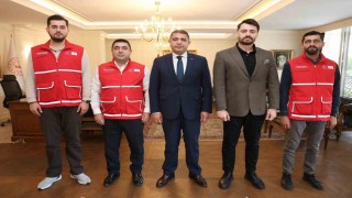 Vali kurbanını Kızılaya bağışladı
