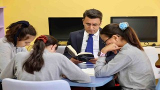 Vali Şefik Aygöl, öğrencilerle kitap okudu