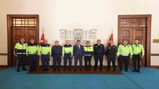 Vali Şefik Aygölden trafik personeline başarı belgesi