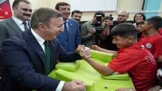 Valiyle öğrencilerin bilek güreşi renkli görüntüler oluşturdu