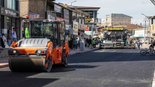 Van Büyükşehir Belediyesi asfalt serimine başladı