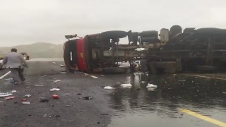 Van-Hakkari karayolunda tır devrildi: 2 yaralı