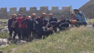 Van Kalesinde kayalıklarda mahsur kalan şahıs kurtarıldı