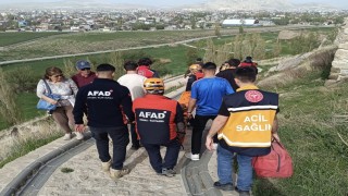 Van Kalesinden düşen yaşlı kadın kurtarıldı