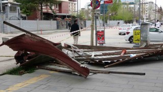 Vanda etkili olan fırtına çatıları uçurdu, ağaçları devirdi