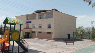 Vanda fırtına okulun çatısını uçurdu