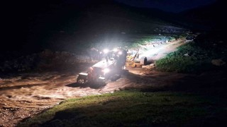 Vanda pancar toplamaya giden vatandaşlar su seviyesi yükselince mahsur kaldı