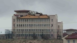 Vanda şiddetli fırtına: Çatılar uçtu