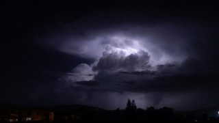 Vanda şimşeklerin bulutlarla dansı