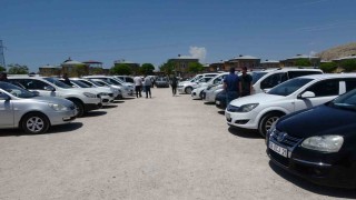 Vandaki oto pazarı satıcılarla doldu