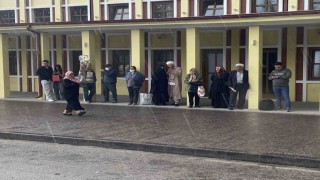 Vatandaşlar ıslanmamak için kapalı alanların girişlerine sığındı