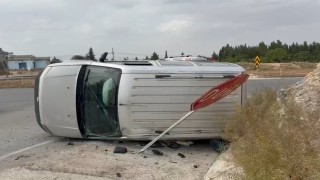 Viraja hızlı giren aracı DUR tabelası durdurdu