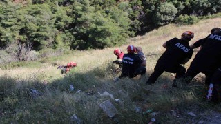 Virajı alamayan motosiklet uçuruma yuvarlandı