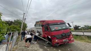Yağmur kazayı beraberinde getirdi: Tır yan yola devrildi