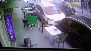 Yalovada park halindeki araçlara çarpan cip yan yattı