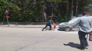 Yanan aracı polis söndürdü