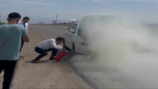 Yanan otomobile çevreden geçen otobüs şoförleri müdahale ederek söndürdü