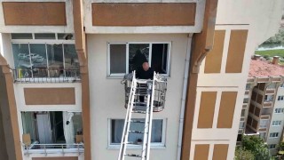 Yangın paniğe neden oldu, apartman sakinleri itfaiye merdiveniyle tahliye edildi
