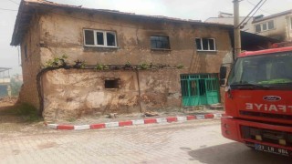 Yangında 75 yaşındaki adamın evi kullanılamaz hale geldi