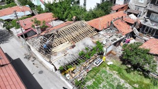 Yangında zarar gören evin tadilatı yapılıyor