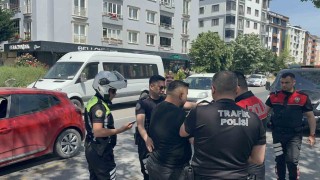 Yaya geçidinde kendisini uyaran yayayı dövdü