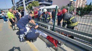 Yaya geçidini kullanan motosiklete servis aracı çarptı: 1i ağır 2 yaralı