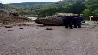 Yaylaya gidenler devasa kayanın altında kalmaktan saniyelerle kurtuldu