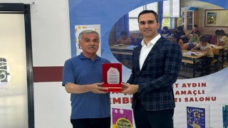 Yazar Çelike eğitime katkılarından dolayı plaket verildi